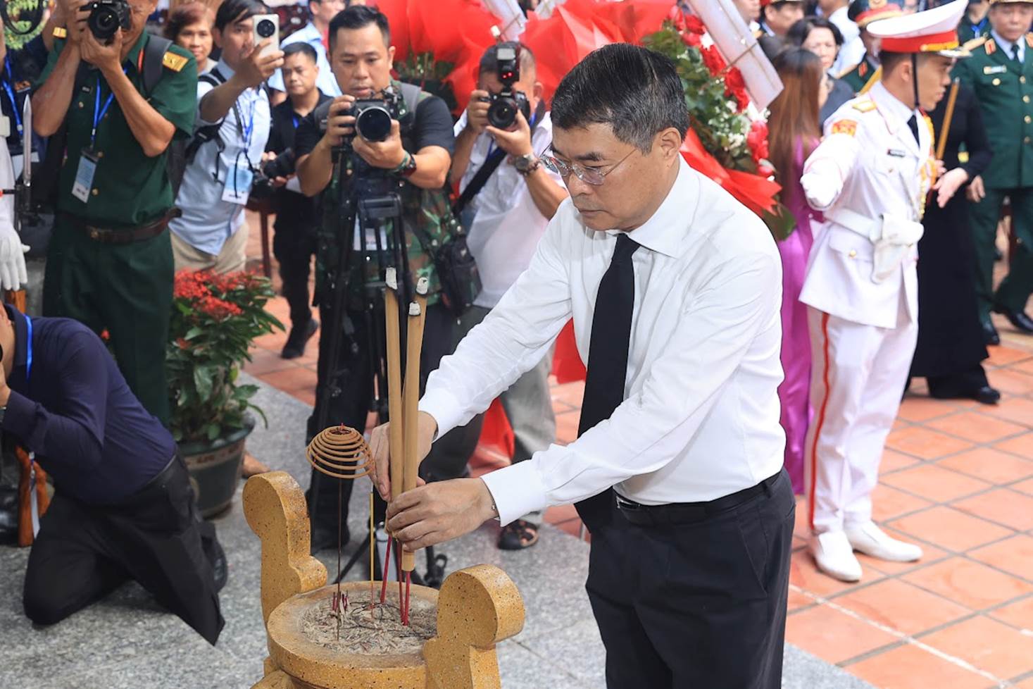 Thủ tướng Lê Minh Hưng: Bằng mọi giá, phải nỗ lực, quyết tâm cao nhất để tìm kiếm, quy tập và xác định danh tính hài cốt liệt sĩ
